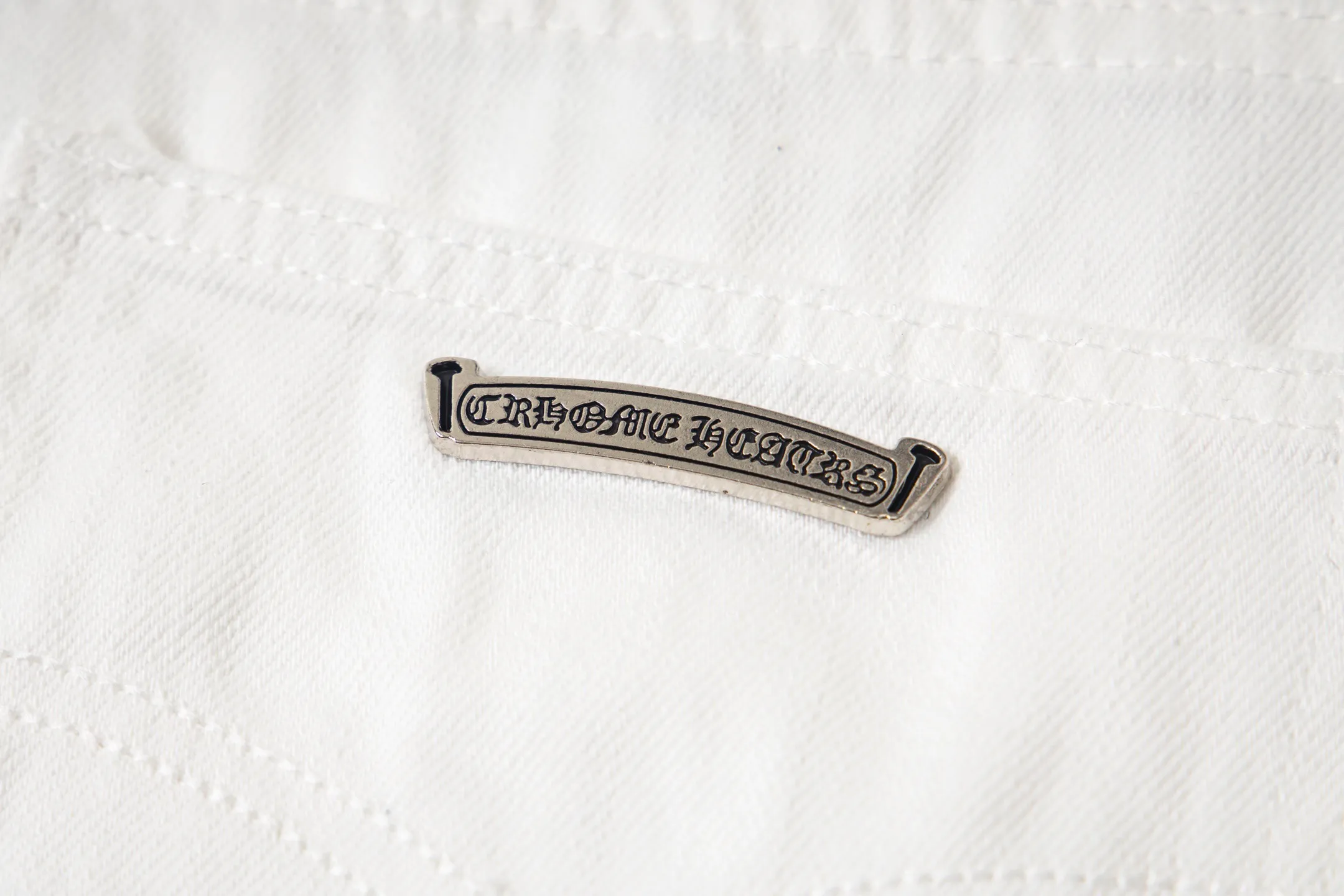 P220 Chrome Hearts｜CH Chrome Hearts 25SS high street jeans with leopard print and vintage graffiti paintings. Chrome Hearts are the most popular pants in color. Made of beaded canvas fabric, heavy washing makes the upper body of the fabric more textured and the pants are tall and straight! The three-dimensional cutting of the whole trousers is a masterpiece! The hardware is customized by zp. The beaded canvas fabric is thick and soft after being washed. It has good breathability. Customized small leather label. Unique design. The details are simple and elegant, and the workmanship is exquisite. The whole trousers are neatly routed and the details are in place! It’s so cool that both men and women can easily control the genderless trend! Style number: 1720# Color: White Size: 28 30 32 34 36